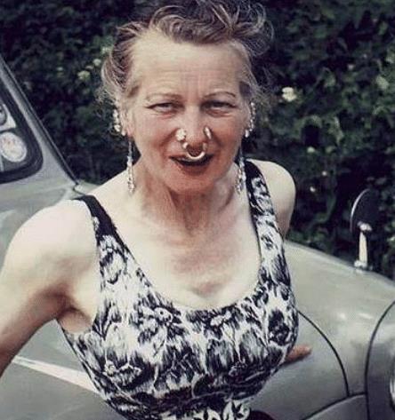 世界上腰最细的女人,腰围仅有13cm!为迎合丈夫喜好,去世时才解脱