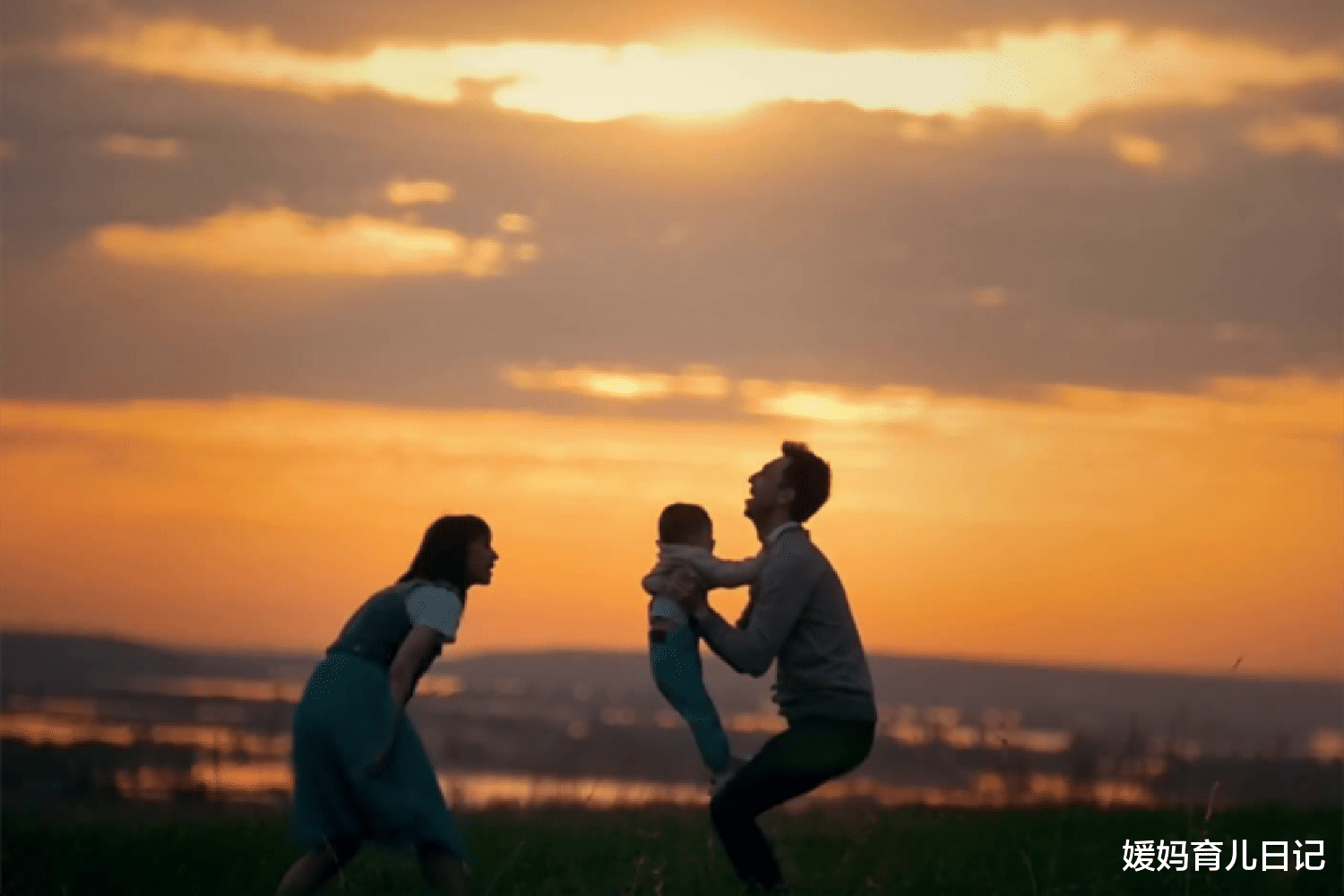媛妈育儿日记|妈妈的心情决定一个家庭的风水,爸爸爱妈妈是给孩子最大的安全感