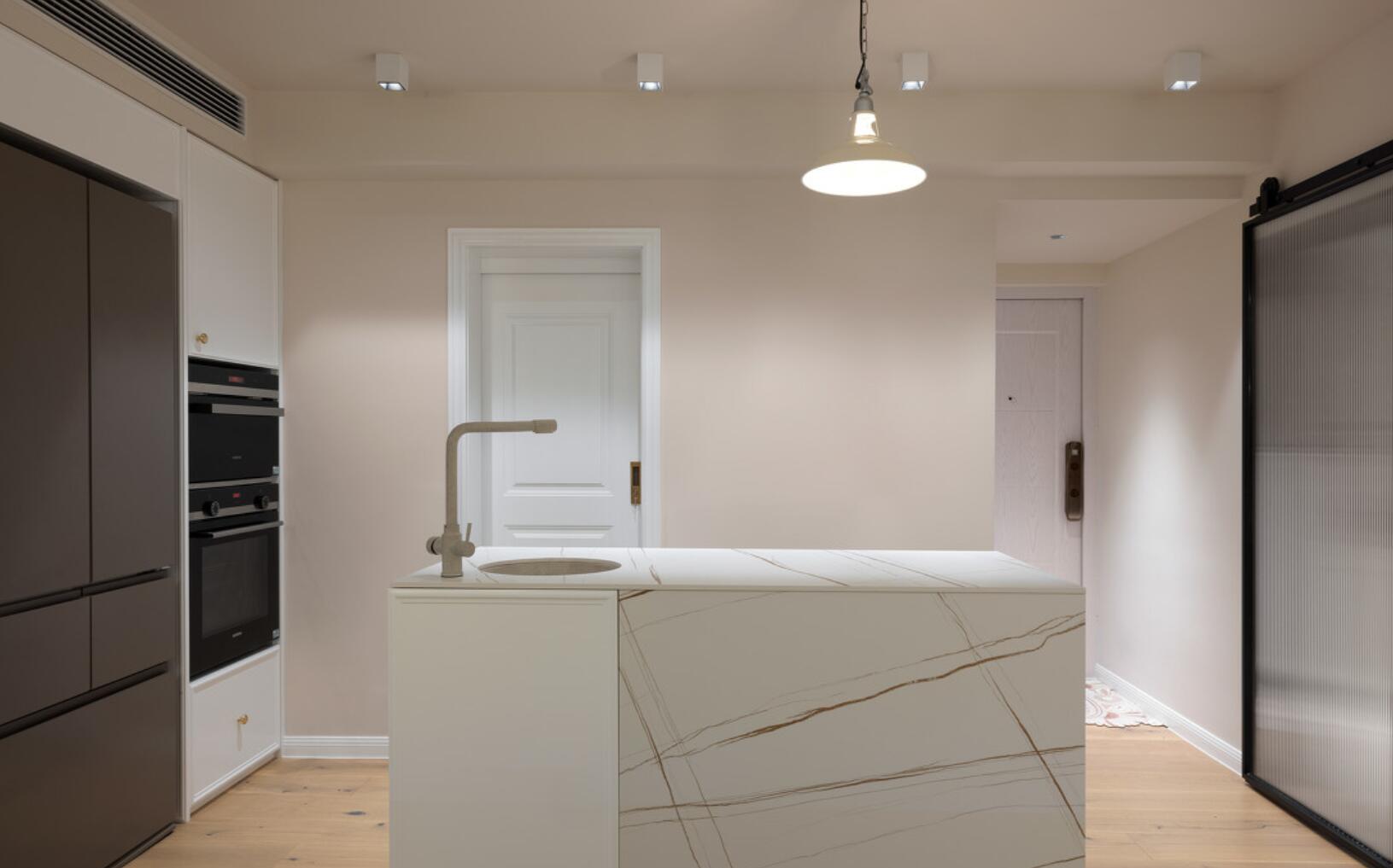 与其把阳台纳入客厅,不如将阳台扩大,入住后,才知道有多爽