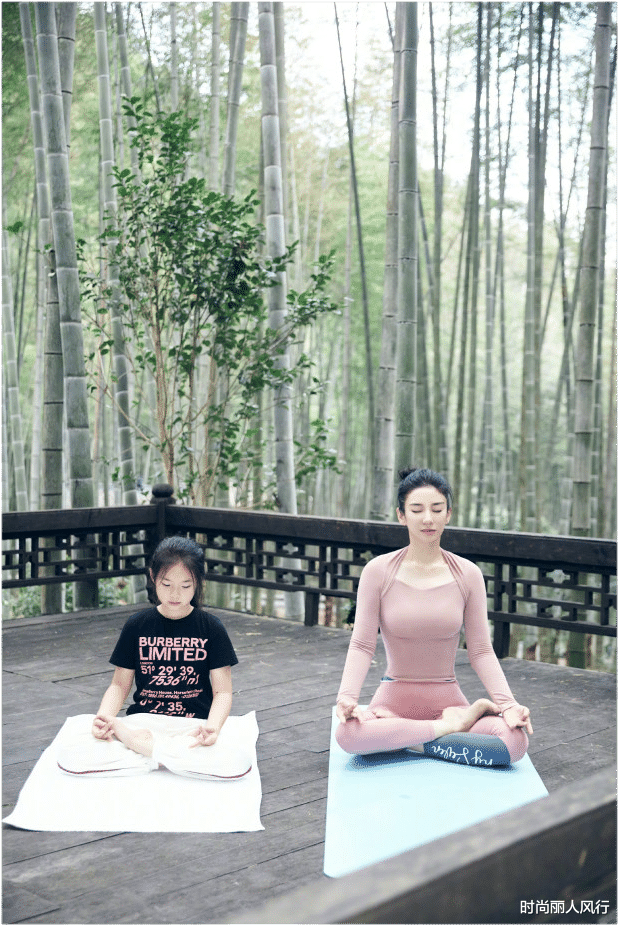 黄奕|黄奕8岁女儿彻底开挂！穿瑜伽服和妈大比美，颜值逆袭身材更不输