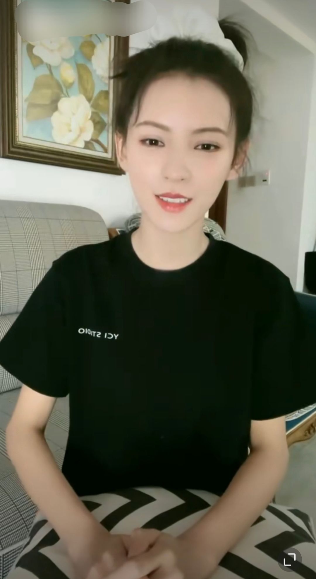 白小白的衣橱|张予曦在家直播挺随意的，穿着T恤怼脸拍，五官精致没啥瑕疵