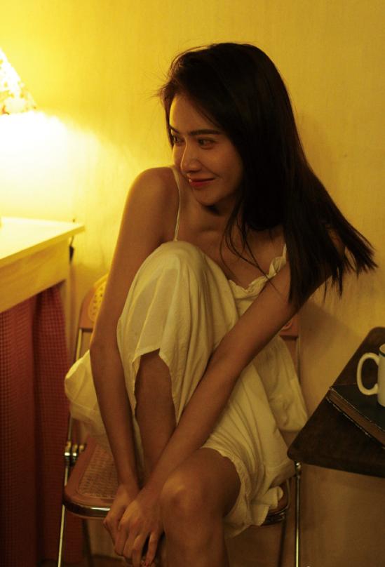 美娜|美翻了！篮球女主播美娜晒性感睡衣写真，网友：迷人滴小妖精