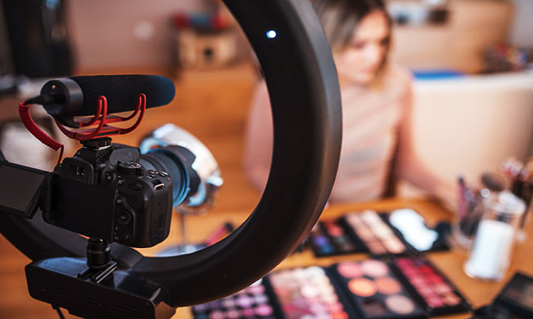 江苏省 浙江男子打赏女主播40余万，患癌已无钱离世才忏悔，妻子起诉讨还20万，二审撤销原判