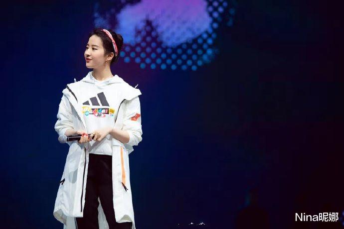 穿衣搭配|34岁刘亦菲掀起刘海做女王，穿斗篷西装大背头坐货车太霸气，好绝一女的