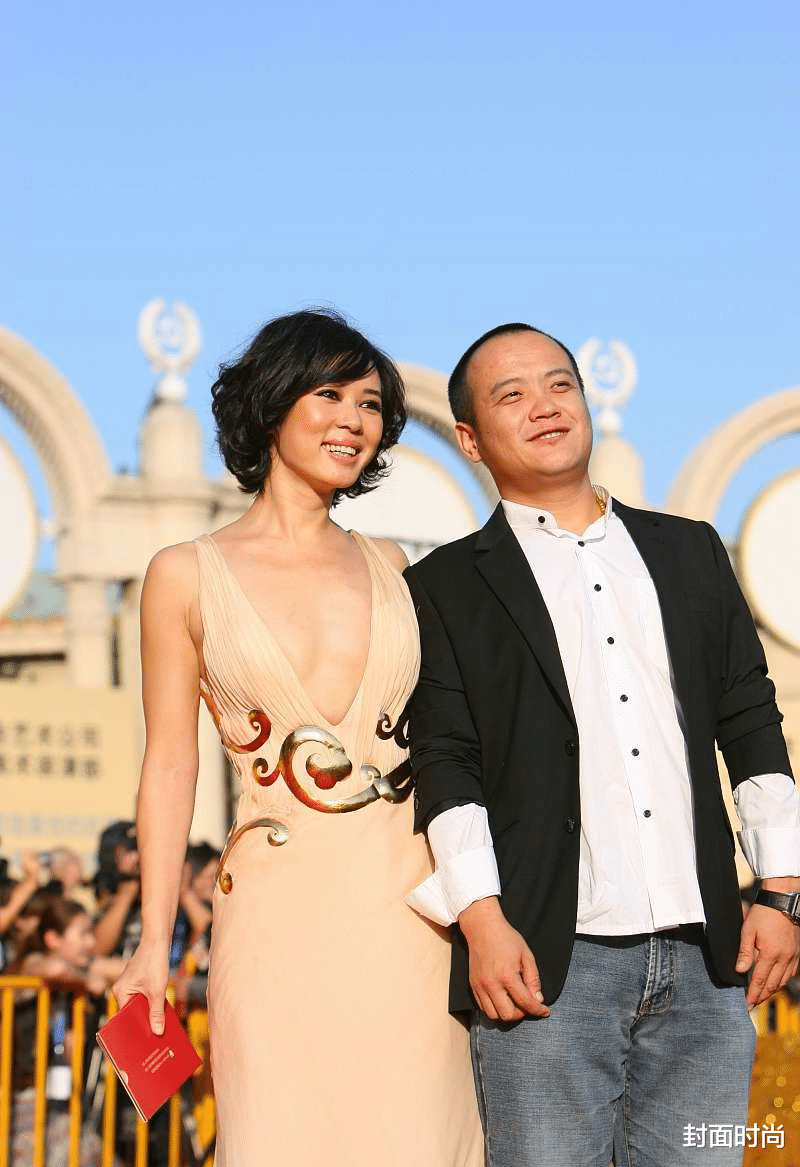 封面时尚 余男和黄渤旧照挺耐人寻味，穿淡黄长裙风情万种，把黄渤衬成路人