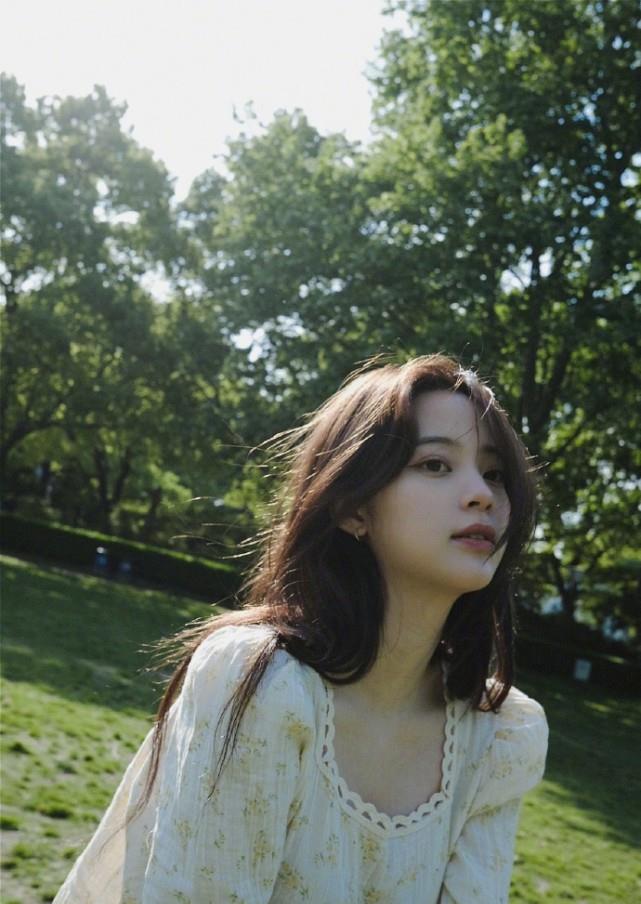欧阳娜娜|欧阳娜娜在公园里拍写真,脚上的鞋子造型独特,这是对草地的尊重