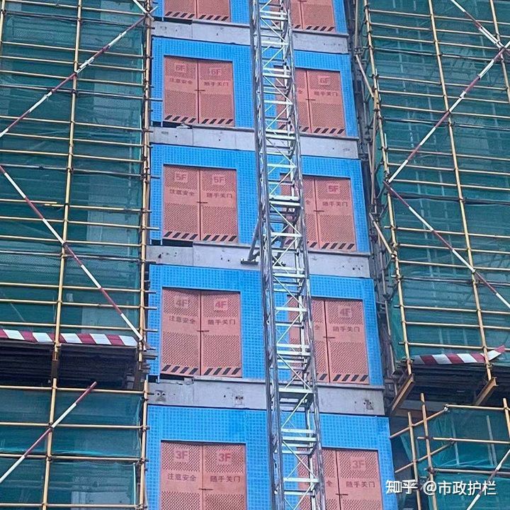 与时俱进，标准化施工电梯门全包防护板，施工防护再升级