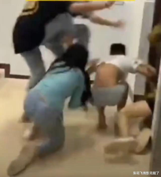 女学生|事发海南,中专五名女学生拳打脚踢男生,门内踹到门外,结局反转!
