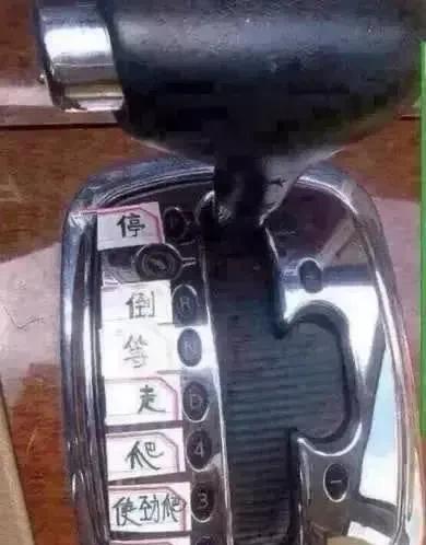 自动挡的车型,在等红绿灯时可以挂D档,脚一直踩着刹车吗?