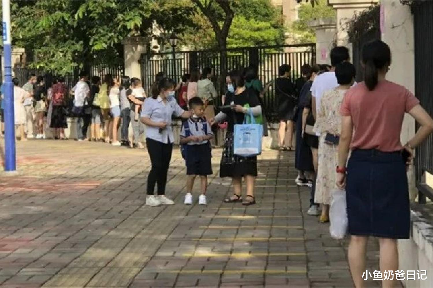 小鱼奶爸日记|一年级开学，家长们爬墙趴缝看孩子，大人的分离焦虑怎么破