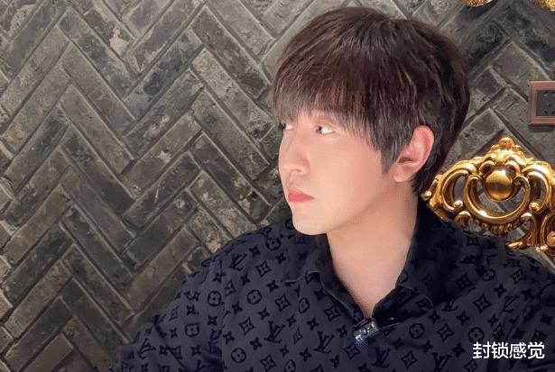 白冰|开豪车却没见过世面?千万网红白冰啃公共食材,真没见识还是作秀