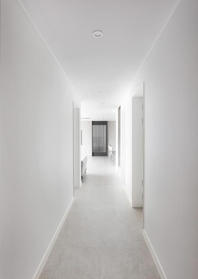 96㎡极简复式，灰色大砖通铺，简约中透着高级，全屋没有一丝俗气