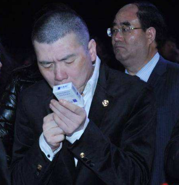 黄渤|身价过亿的明星吸什么烟？赵本山的最贵，冯小刚的亮眼，最服黄渤