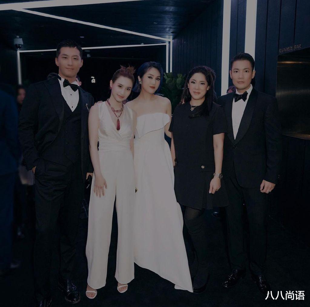 何超莲|名媛冯咏仪出席活动，一袭黑色长裙气质优雅，何超莲窦骁也在现场