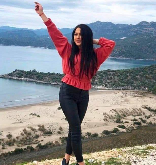 揭开自己本性 女子跨过安全栅栏让朋友拍照，结果朋友眼看她从35米高的悬崖坠下