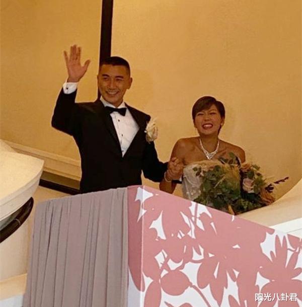 TVB男星洪永城迎雙喜臨門，婚禮上宣佈妻子懷孕四月，相戀三年在廁所求婚-圖2
