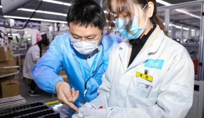 情微说|两大行业陷入“用工荒”，为何月薪上万都不愿意干？终于有了答案