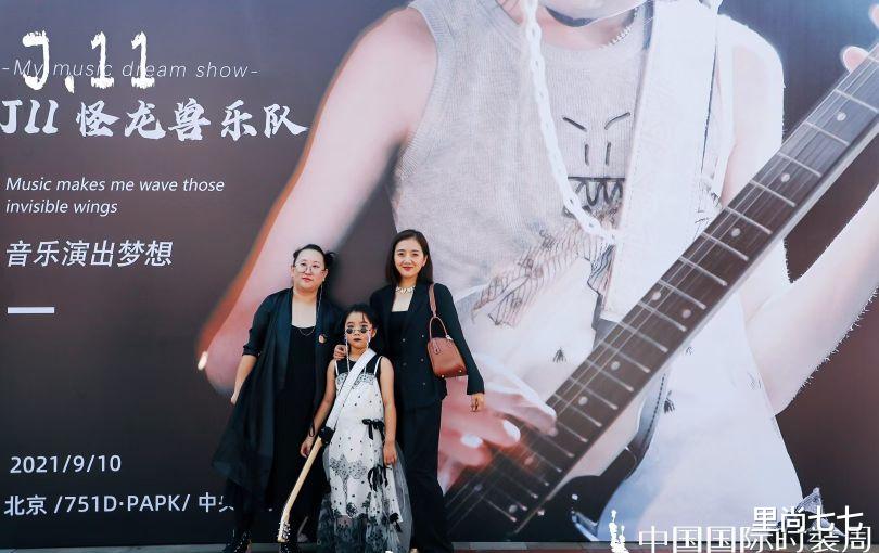 乔杉|乔杉妻子陪女儿走秀，7岁长女化浓妆拎吉他台风超炸，模样太像爸