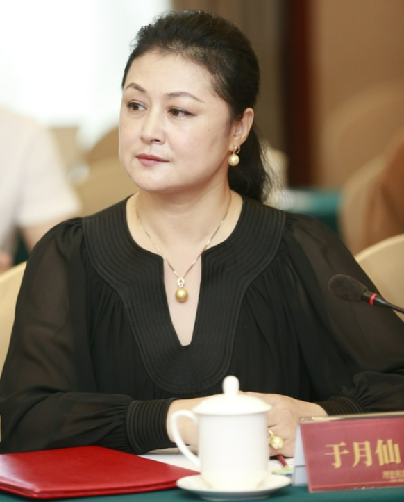 于月仙|赵本山的小姨子离奇去世，开车撞上两只骆驼，女儿球球发文悼念