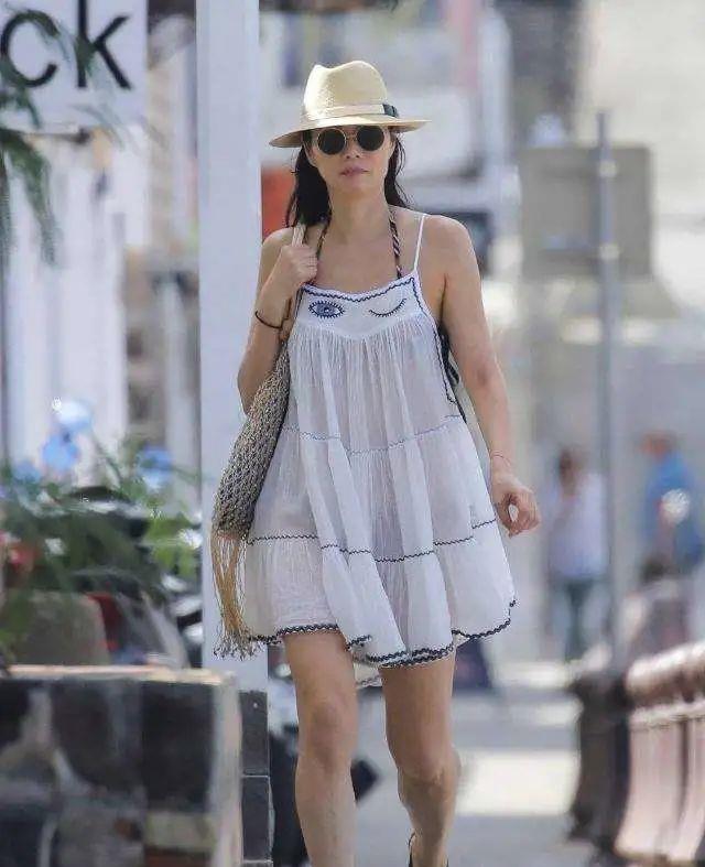 邓文迪|邓文迪越老越敢穿,围个“肚兜”就走红毯,难怪52岁还牵手小鲜肉