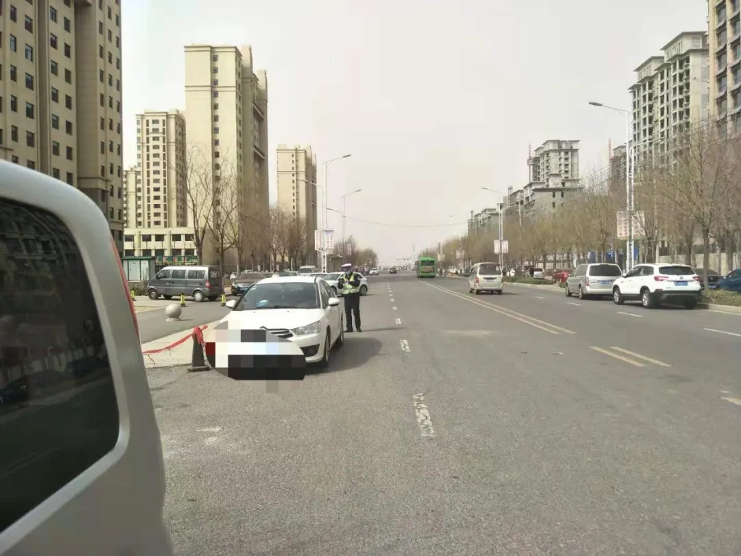 盐山交警 盐山交警重拳出击，“整治违停”不停歇！