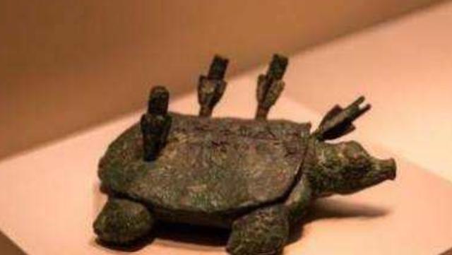 河南|河南老人钓到一只“乌龟”，背上插有4支箭，专家：价值18亿