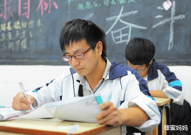蜂蜜妈妈|高考后，3位学霸用事实告诉你：别迷信补课，跟上课堂知识更重要