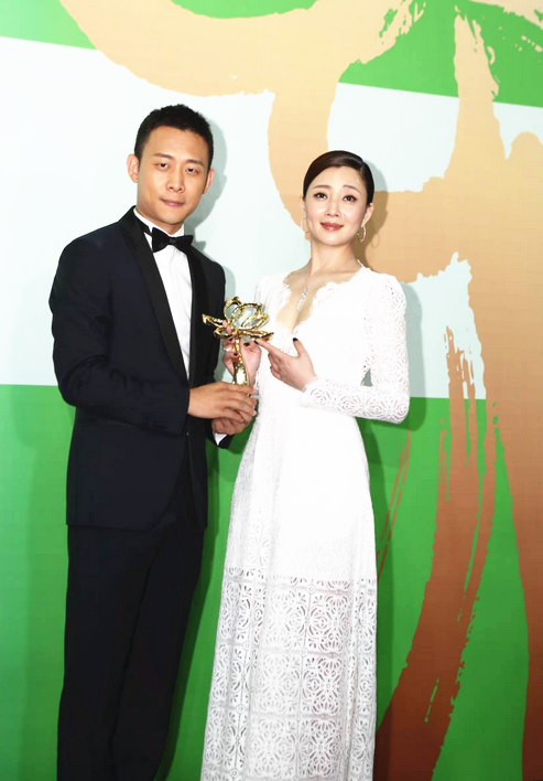 全球时尚号 殷桃换风格后火出圈，搭配V领礼服好惊艳，如画中走出来的美人