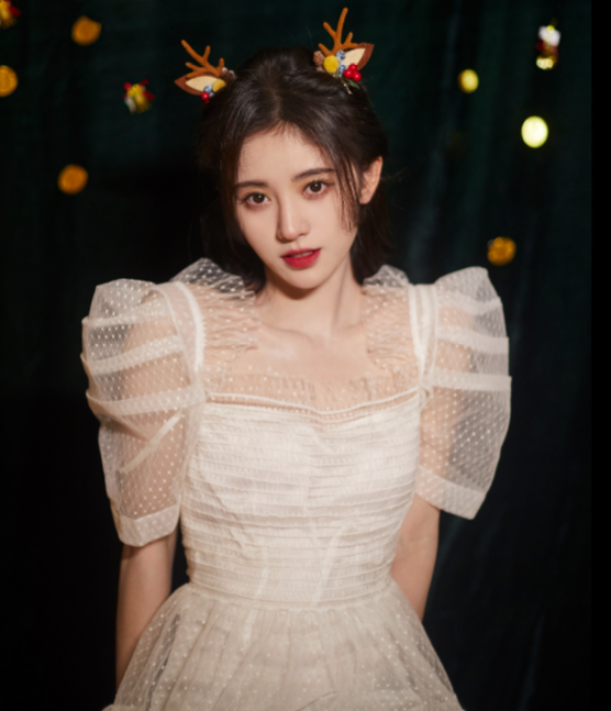 撞衫|四千年美女终于败了？鞠婧祎白色蕾丝裙撞衫赵露思，对比才知啥叫纯