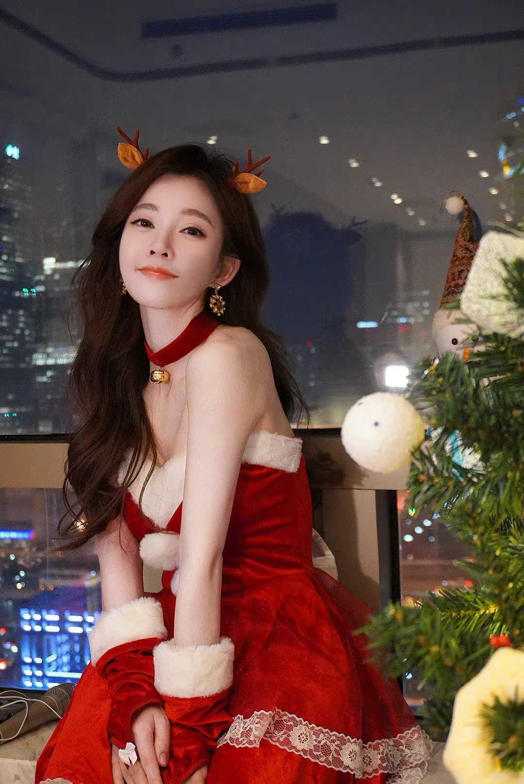 冯提莫|冯提莫身材窈窕，跨年晚会穿超短连衣裙腰臀比例超惊艳