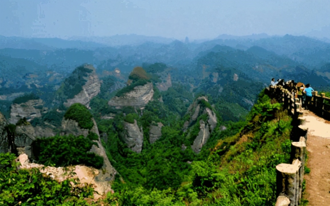 晓君侃史 他在818米悬崖上代人烧香, 一次收199元, 稍有不慎就会失足落崖!