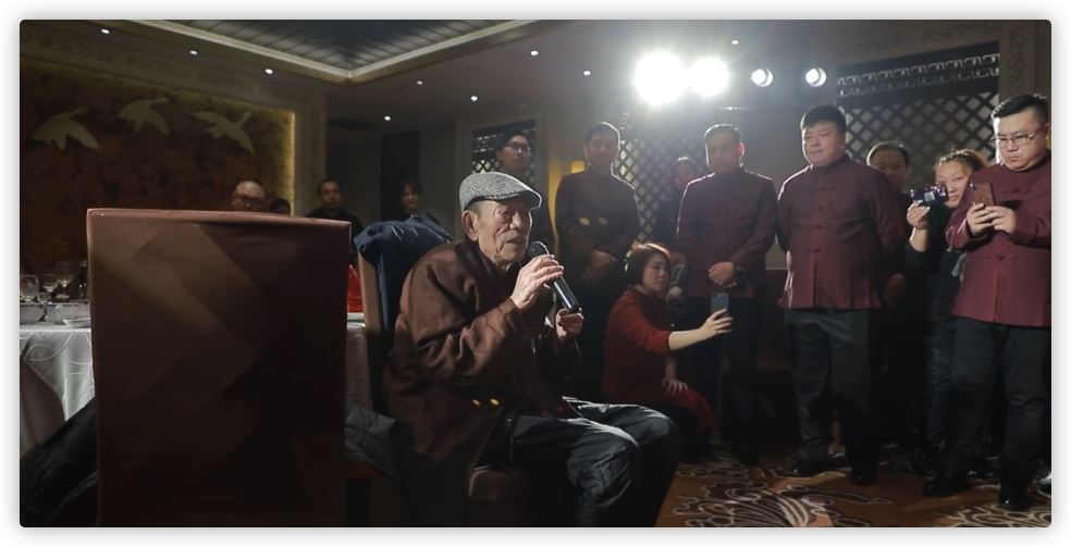 杨少华|杨少华大儿子现身德云社，走路蹒跚获高峰搀扶，身体状况引人担忧