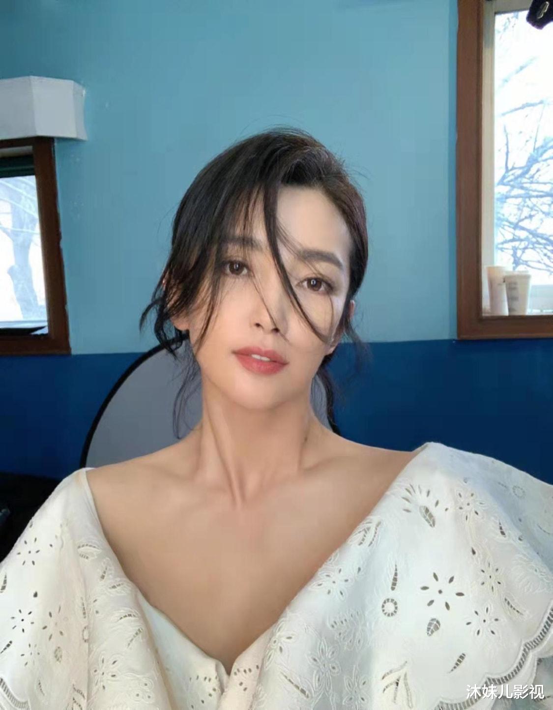 明星素颜|李冰冰全靠精修才漂亮，真实的素颜脸坑洼上了年纪，是老阿姨！