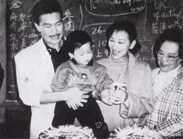 服装搭配师main|38岁演白蛇成荧屏经典,67岁气质超赞,这才叫岁月从不败美人