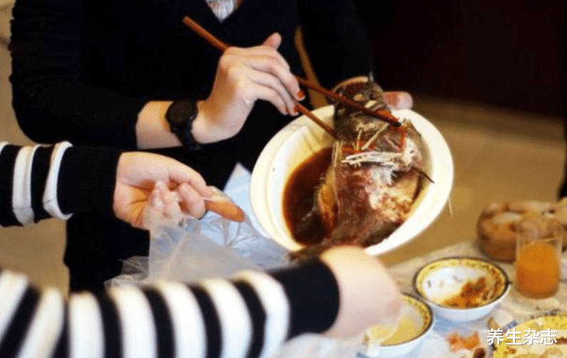 养生杂志|便秘“祸根”被揪出，竟是冰箱“常客”，医生：不想加重趁早扔！