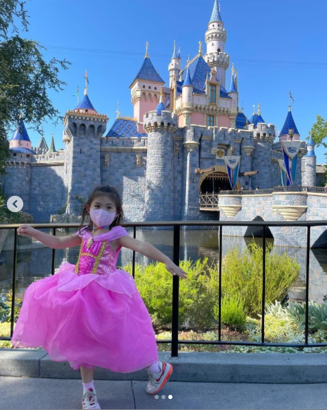 陈冠希|陈冠希一家吃饭被偶遇，颜值回春被夸，Alaia合影小朋友像大明星