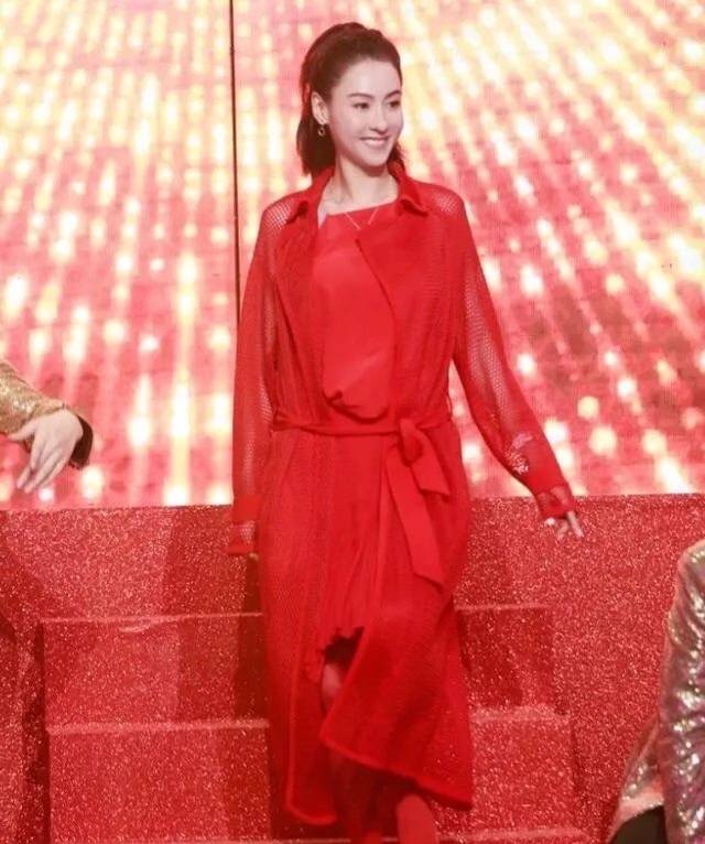张柏芝|张柏芝还似年轻般明艳，很适合穿红色，看她和李湘同框就知道了