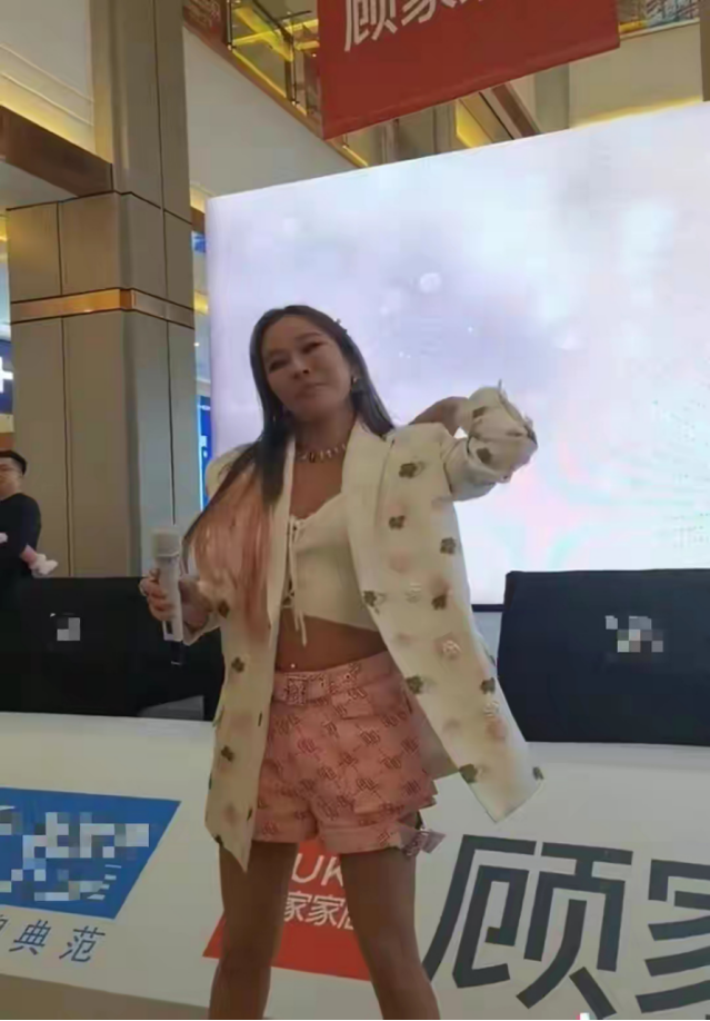 温岚|温岚近况太心酸，商演独自歌唱无人互动，脸部僵硬被指撞脸萧亚轩