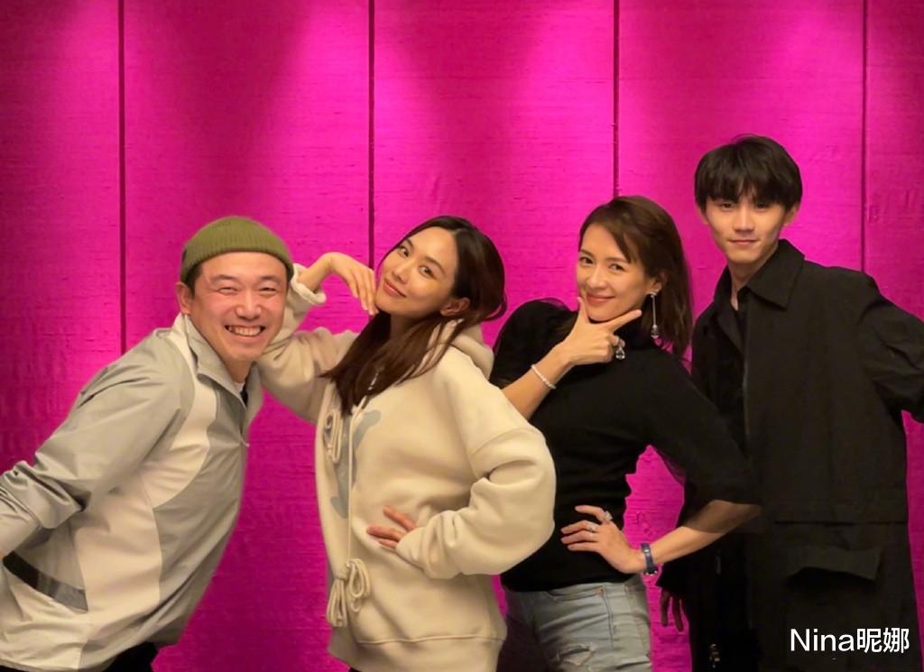 连体裤|章子怡首次上王牌就开挂，穿白色连体裤扎马尾牵手认证花花，真怕汪峰吃醋