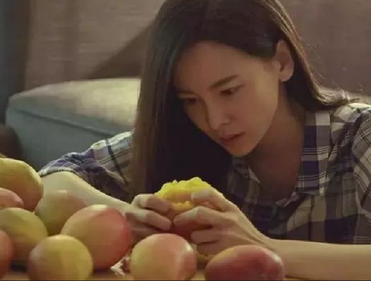 舜网 演员为作品真的太拼了!于文文吃十斤芒果,吴谨言后背趴满蝎子,她却不幸流产