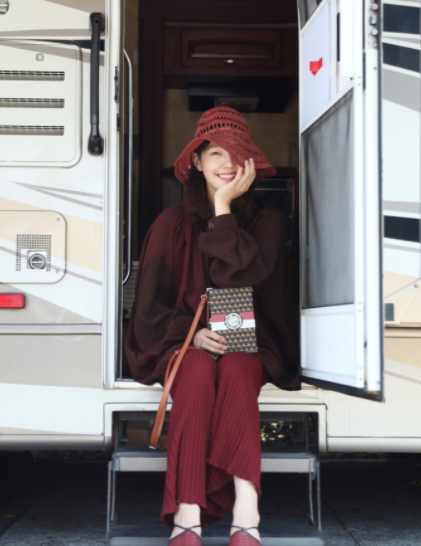 时尚风行派|白百何大女主气场回来了！穿男友衬衫真显温柔，背万元包高调炫富