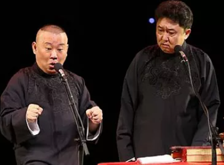 郭德纲|于谦说相声，总会咳嗽清嗓子，郭德纲却从未有过，这是为什么呢？
