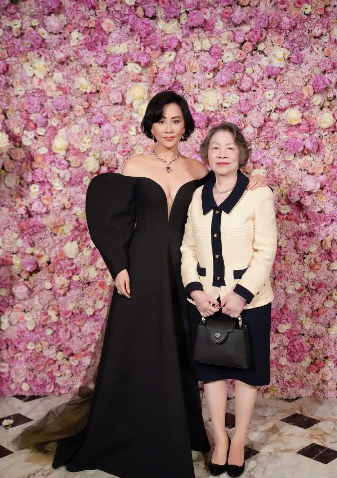 刘嘉玲|56岁刘嘉玲生日美图大秀事业线！魔鬼身材太性感火辣