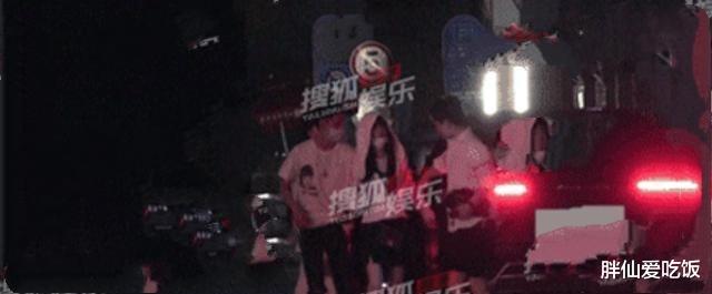 李小璐|李小璐带甜馨骑车，深夜买醉被两男子亲密搀扶着?