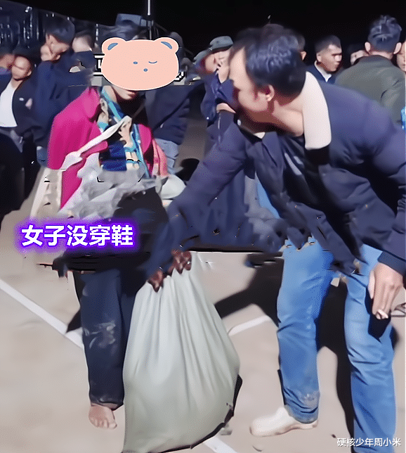 云南“偷鸡女”被当众羞辱,村民把鸡头往她嘴里塞:你吃啊!