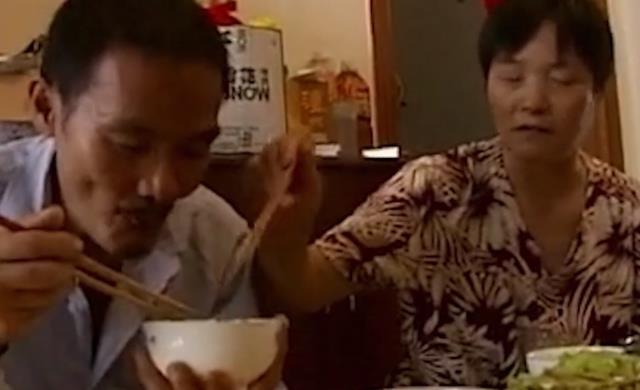母亲带回一个流浪汉,告诉儿子这是失踪13年的父亲,儿子死活不信