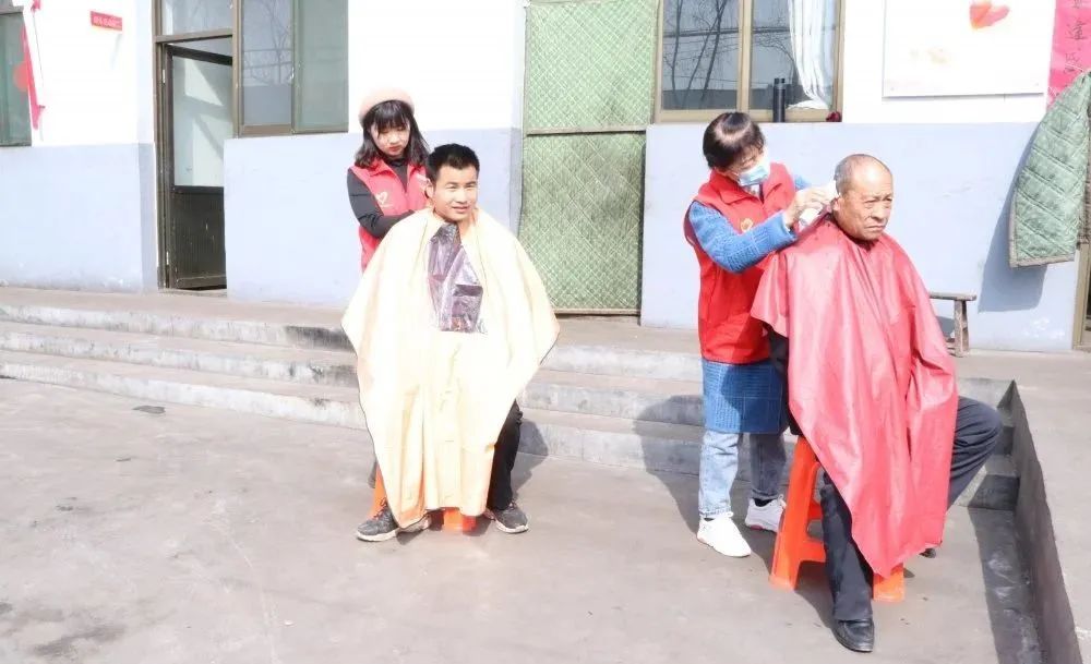 介休贴吧 第58个雷锋纪念日，介休红马甲用行动传承雷锋精神