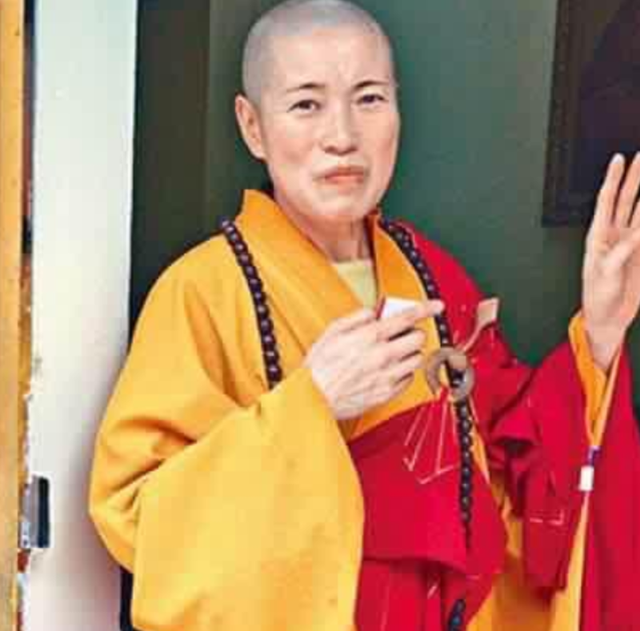 她是寺庙女住持,与2个假和尚成亲,僧袍还配黑丝,开豪车住豪宅