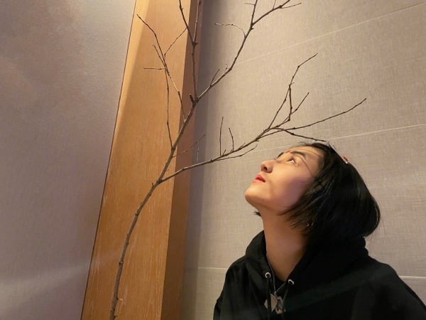 张子枫|张子枫为何敢素颜录节目，看到她每晚必喝的东西，贫穷限制了想象