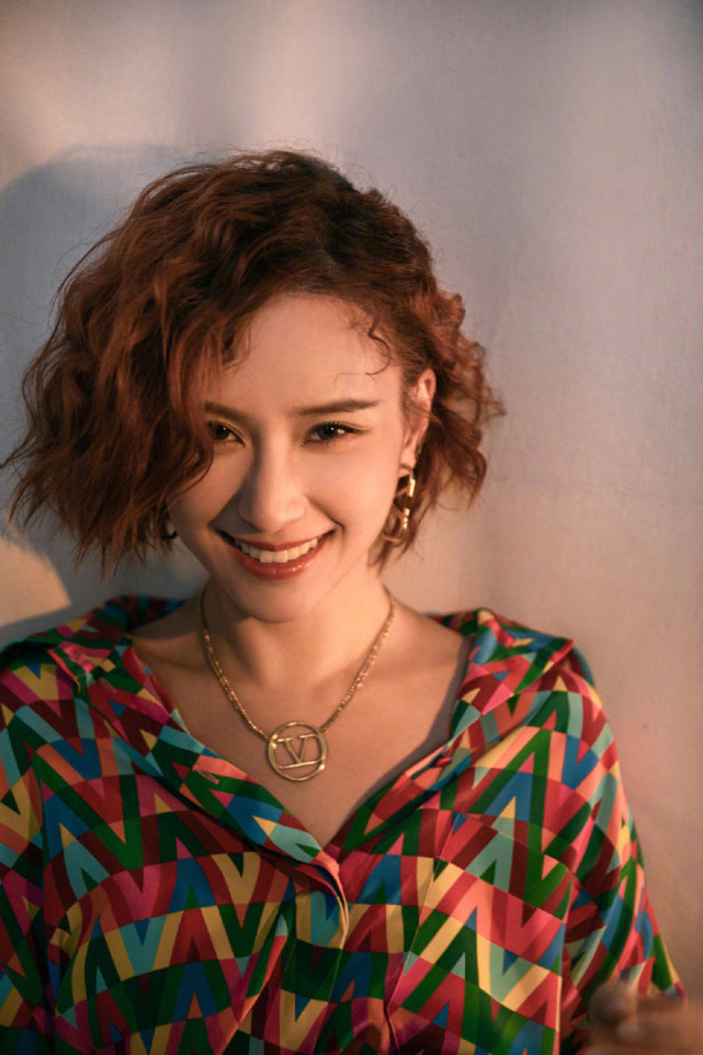 时尚风行派 真名媛何超莲罕见失手！剪“大妈头”全靠颜值撑，穿连体裙秀身材